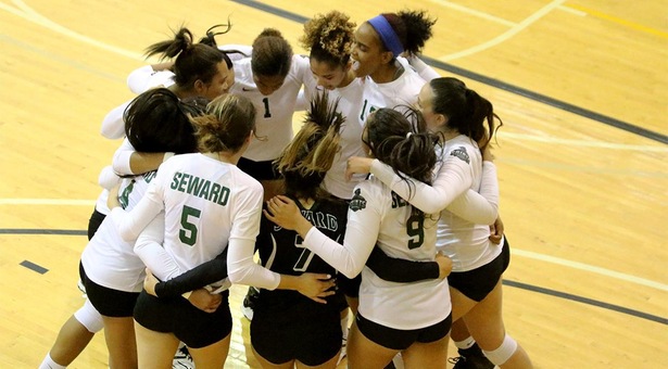 Queens of the Hill; No. 6 volleyball sweeps Hill on final day of invite