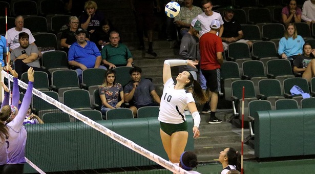 No. 9 Volleyball stays perfect in conference play